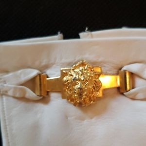 White leather gloves with lion decorative
